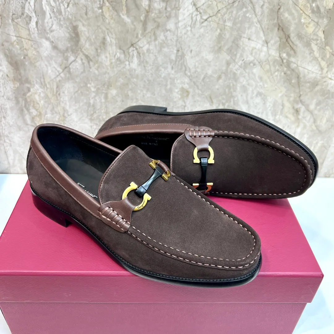 Original quality P580 Brand: Ferragamo Standard size: Men's size 38/44 (45 can be customized) Grade: Same style as the official website High-quality men's shoes Material: Customized first-layer calfskin with water-dyed cowhide lining Cowhide tiptoe Original non-slip and wear-resistant rubber outsole Style category: Men's formal business leather shoes Young and fashionable European and American trends British style Casual matching Comfortable feet Color: Actual picture